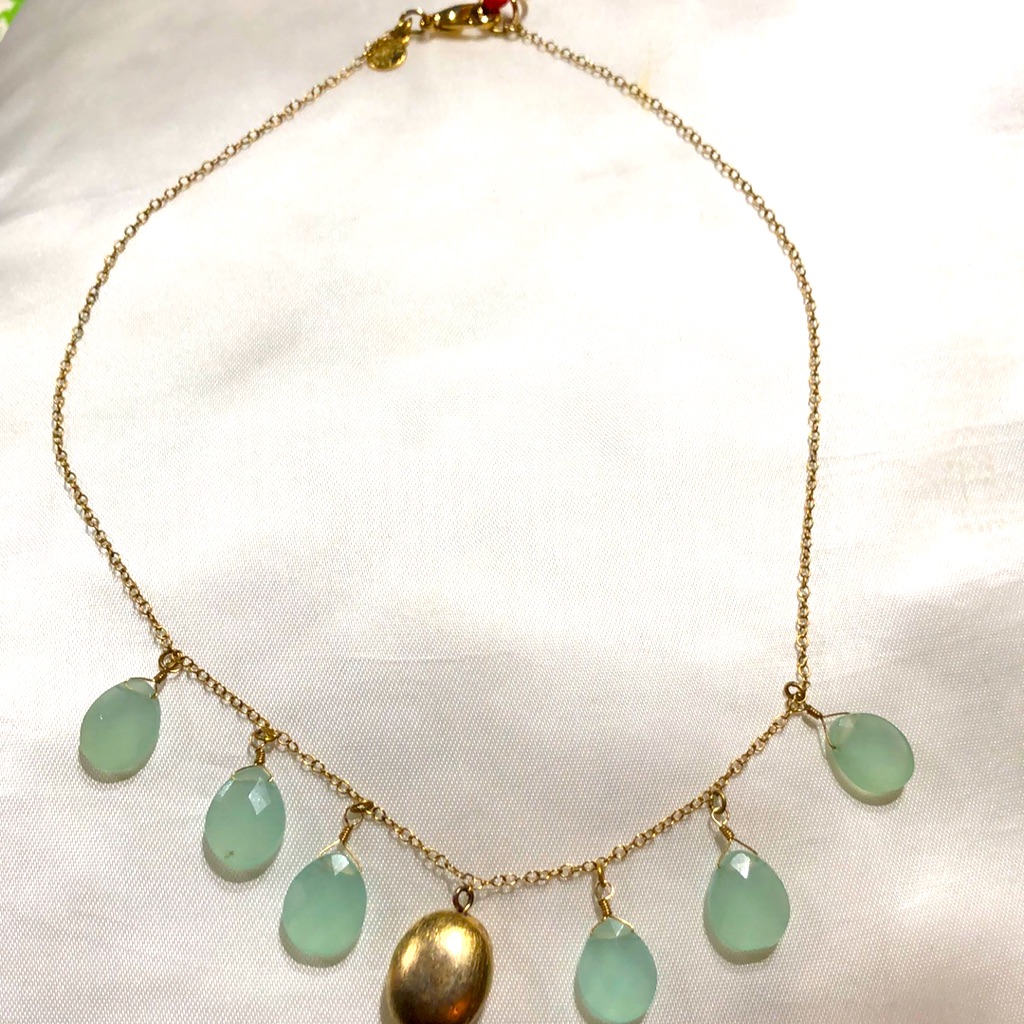 Gold Tone Necklace With Pretty Tear Drop Shape Stones 22$